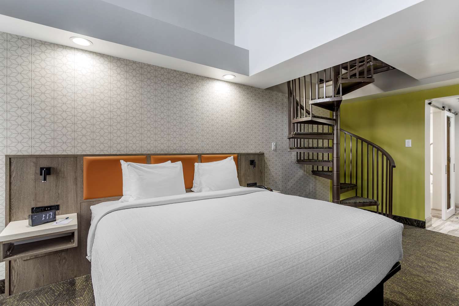 King Queen Loft Suite two-level layout